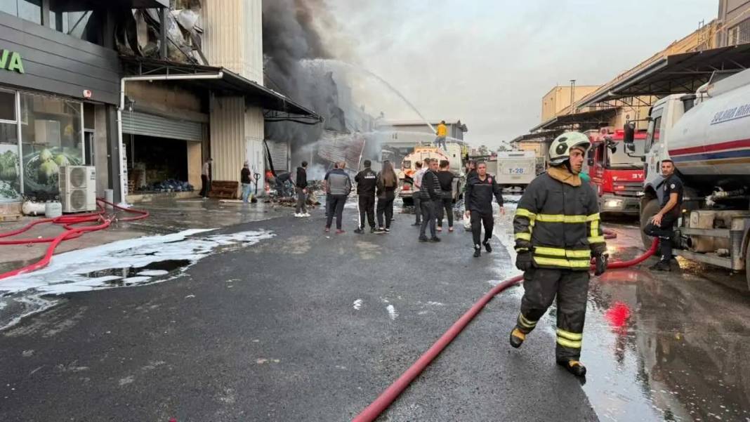 Adana’da Hırdavat Dükkanında Başlayan Yangın Ticaret Merkezini Sardı! 2